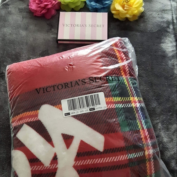 SOLD! VS Limited Edition Sherpa Blanket - Picture 3 of 4